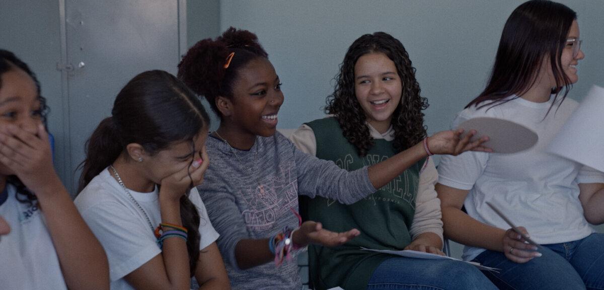 Cena de Hora do Recreio, onde aparece um grupo de adolescentes conversando