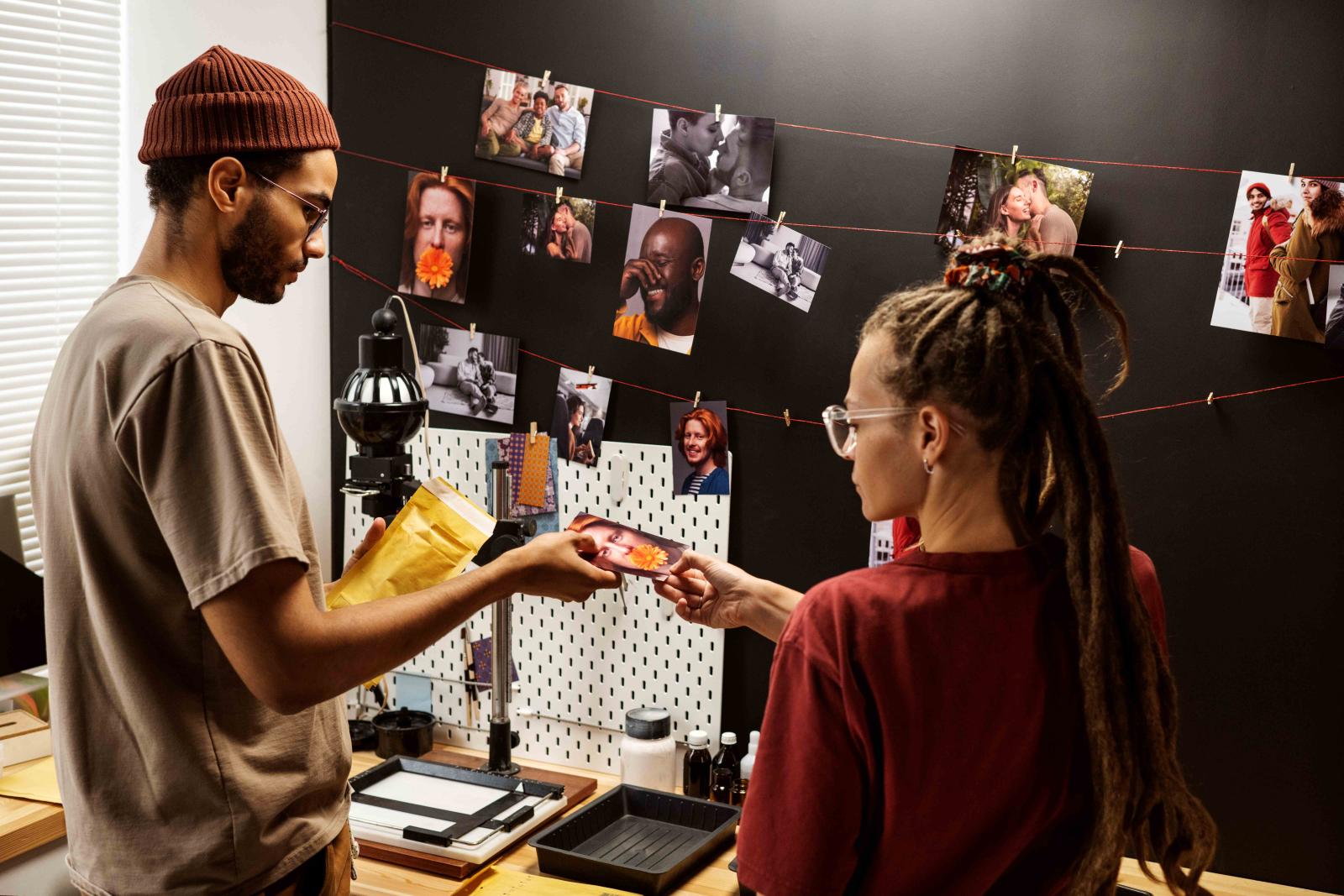 Imagem de dois jovens em um laboratório de fotografia