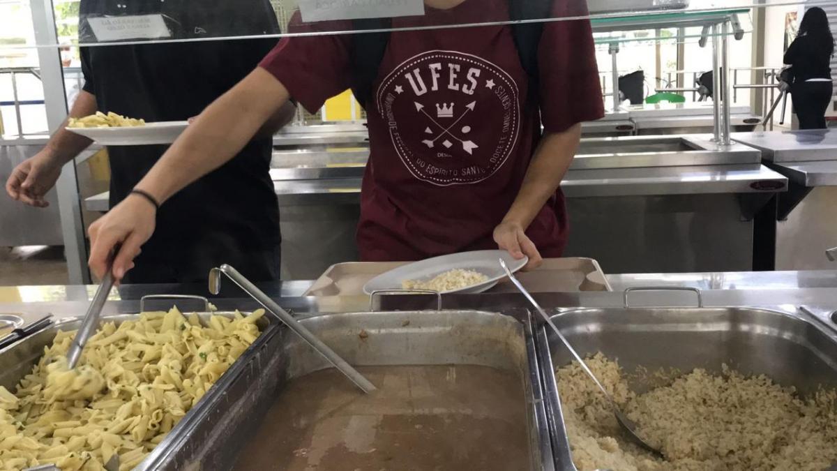 Foto de um estudante se servindo no RU
