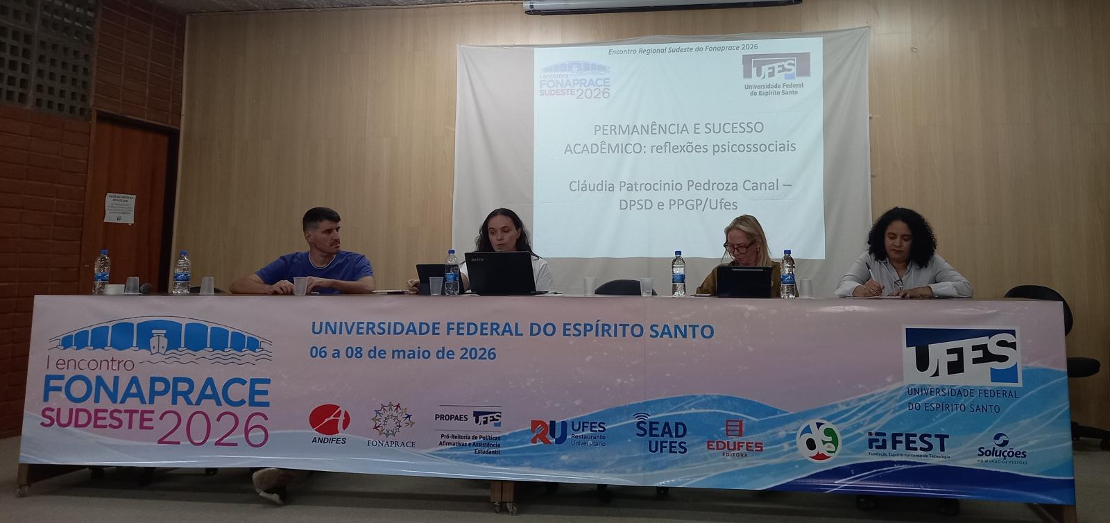 Foto da mesa principal do evento