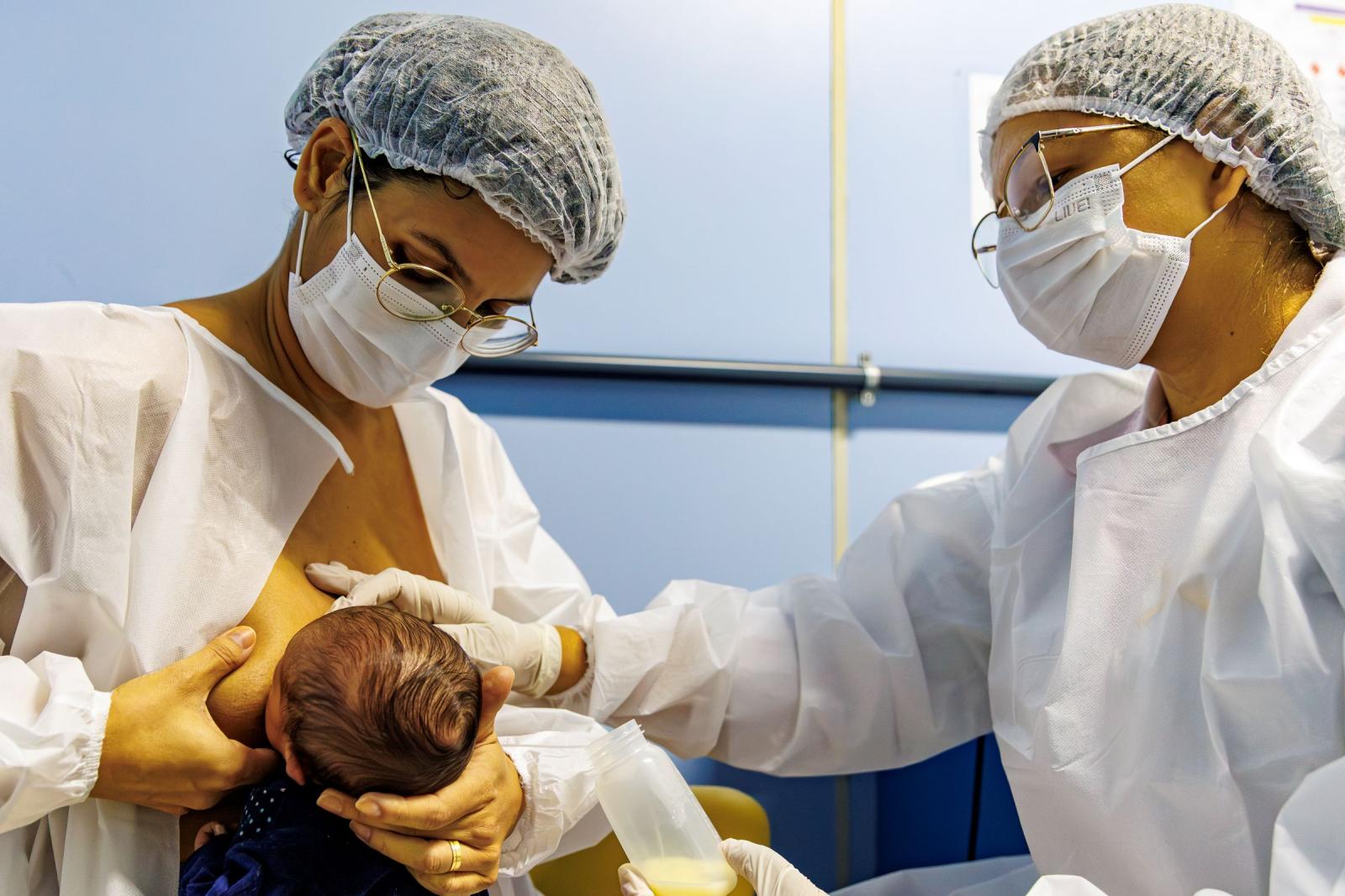 Mãe recebe atendimento com o filho no Banco de Leite do Hucam