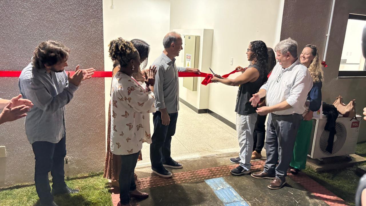 Foto das autoridades cortando a faixa de inauguração do prédio