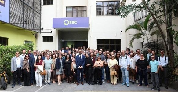Foto dos participantes do encontro em frente ao prédio da EBC