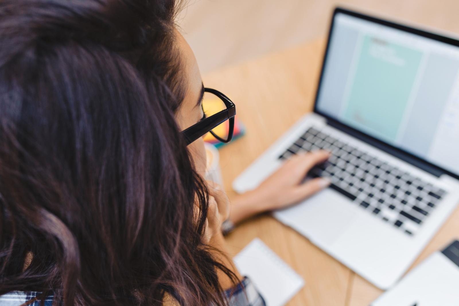 Mulher trabalhando em computador