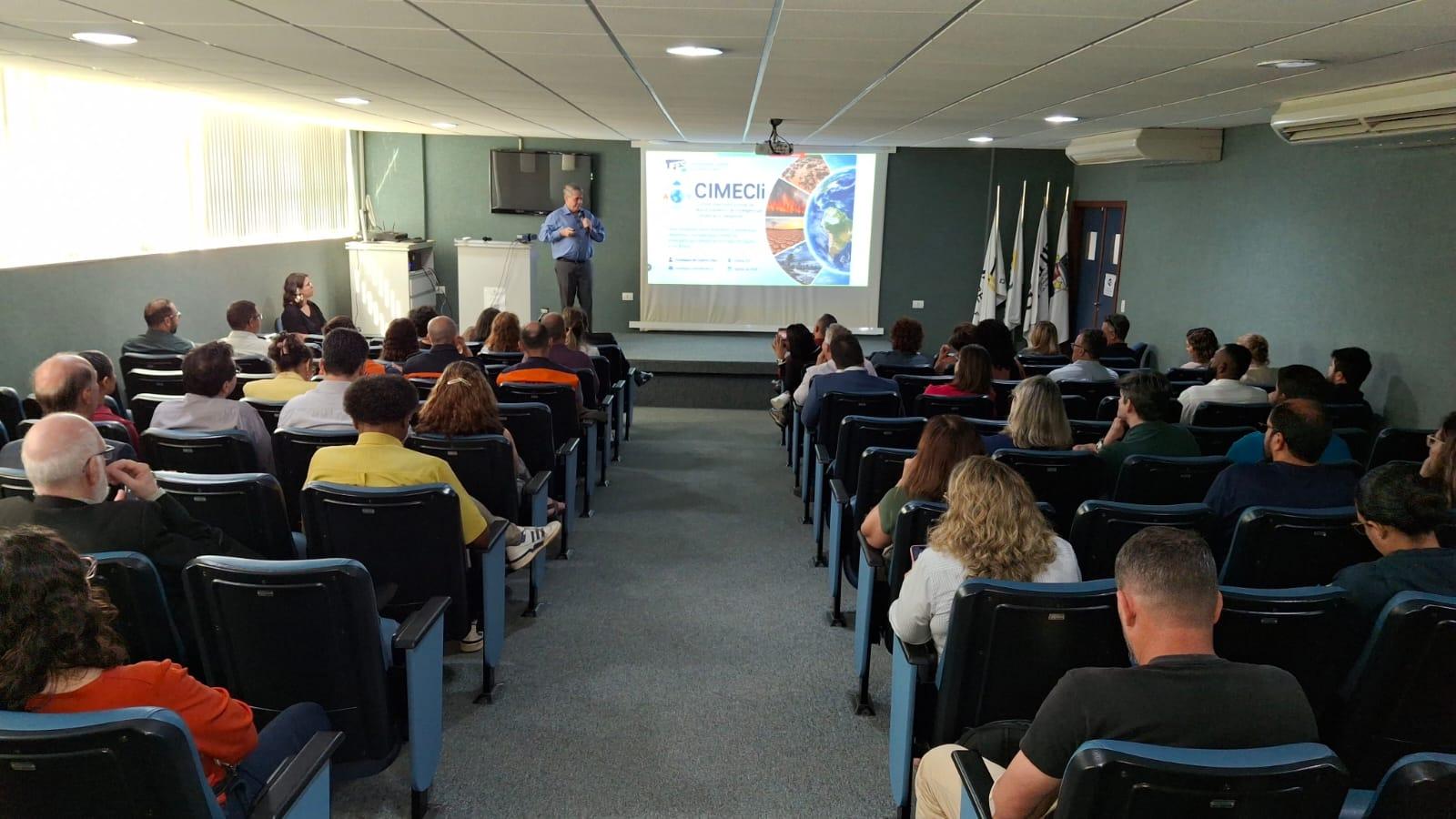 Plateia e debatedor no evento