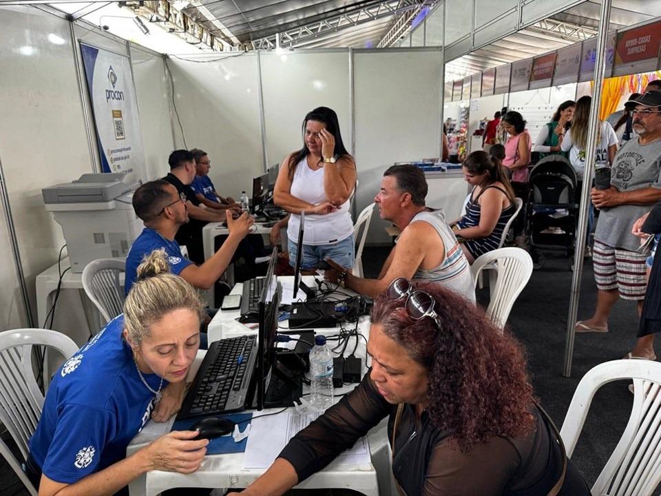 Foto de pessoas sendo atendidas no mutirão ocorrido em março