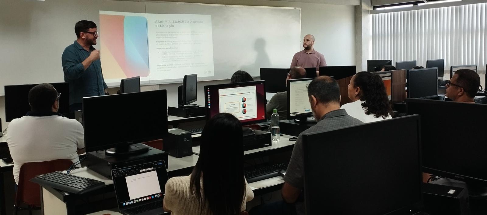 Foto da oficina realizada em São Mateus, com as pessoas em uma sala assistindo a apresentação
