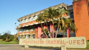 Foto da fachada do prédio da reitoria da Ufes