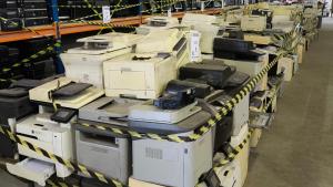 Fotos de bens inservíveis separados por lotes antes da realização do leilão 