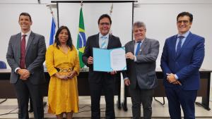 Na foto, o coordenador do PPGDIR, Cláudio Ianotti; a vice-reitora, Sonia Lopes; o procurador-geral de Justiça do MPES, Francisco Berdeal; o reitor, Eustáquio de Castro; e o diretor do CEAF-MPES, Hermes Zaneti Júnior