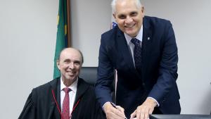 Aldary Nunes Junior assina o termo de posse ao lado do desembargador Samuel Meira Brasil Jr.