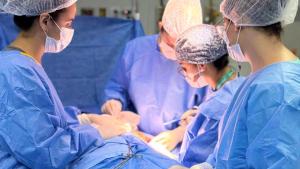 Foto de uma cirurgia sendo realizada