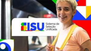 Cartaz do Sisu com a imagem de uma jovem sorrindo, com uma mochila nas costas