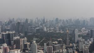 Foto aérea de uma grande cidade com uma névoa de poluição no ar