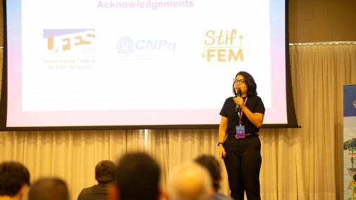 Foto da estudante fazendo a apresentação do software