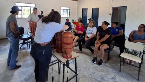 Foto de moradores do Xuri aprendendo a montagem dos filtros 