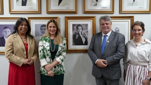 Foto da vice-reitora Sonia Lopes, de Ethel Maciel, do reitor Eustáquio de Castro e da reitora da UVV, Denise Endringer ao lado da foto de Ethel na galeria de reitores