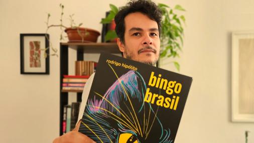 Foto do autor segurando o livro