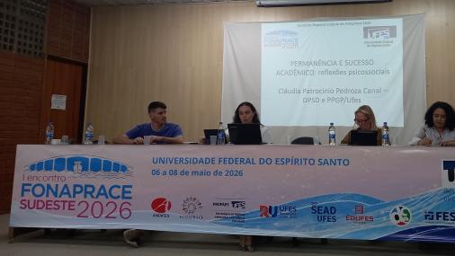 Foto da mesa principal do evento