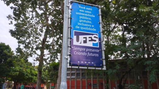 Placa instalada em um poste