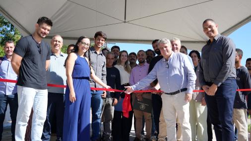 foto do reitor e demais gestores cortando a faixa de inauguração da obra