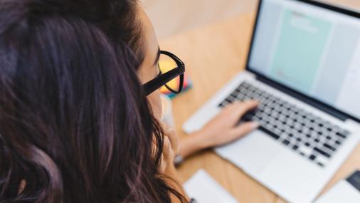 Mulher trabalhando em computador