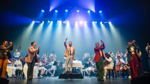 Orquestra durante concerto no palco