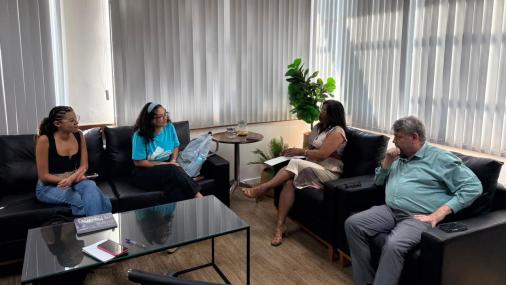 Representantes do DCE se reúnem com vice-reitora e reitor
