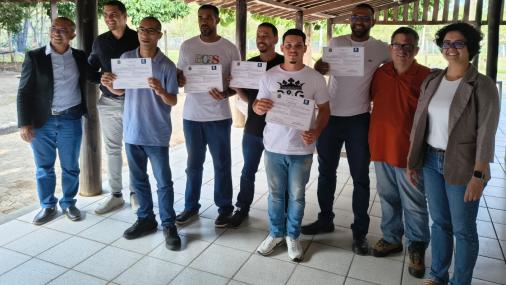 Grupo de reeducandos recebe os certificados durante cerimônia