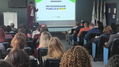 Foto do auditório com os participantes assistindo à palestra
