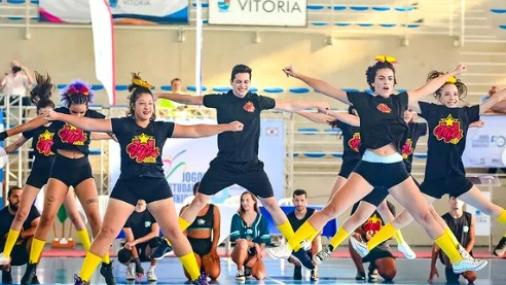 Foto da equipe UfesCheer em apresentação em uma quadra esportiva