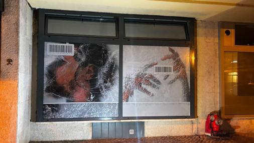 Foto das obras expostas na vitrine da galeria