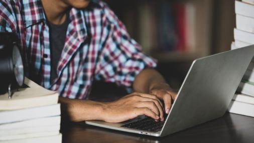 Foto de um homem digitando em um notebook