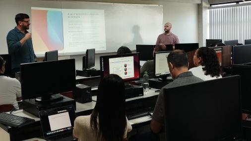 Foto da oficina realizada em São Mateus, com as pessoas em uma sala assistindo a apresentação
